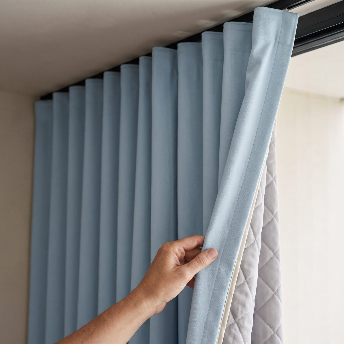 Rideau Anti-Bruit Phonique Bleu Ciel – gros plan sur la matière et la doublure
